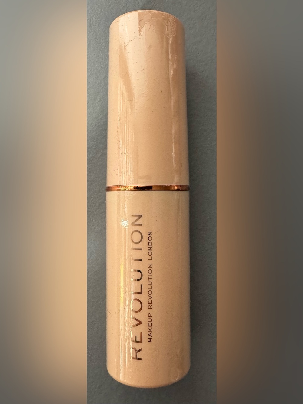 Makeup Revolution fast base Stick foundation F1 light creamy